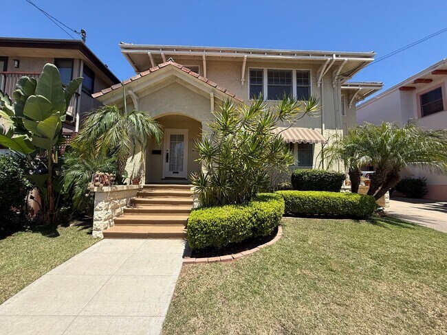 Building Photo - Fabulous Bankers Hill location 3 Bedroom Top-floor duplex unit