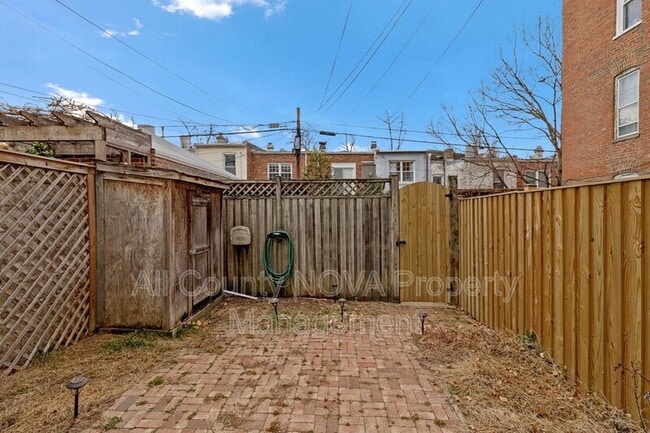 Building Photo - 123 E St SE