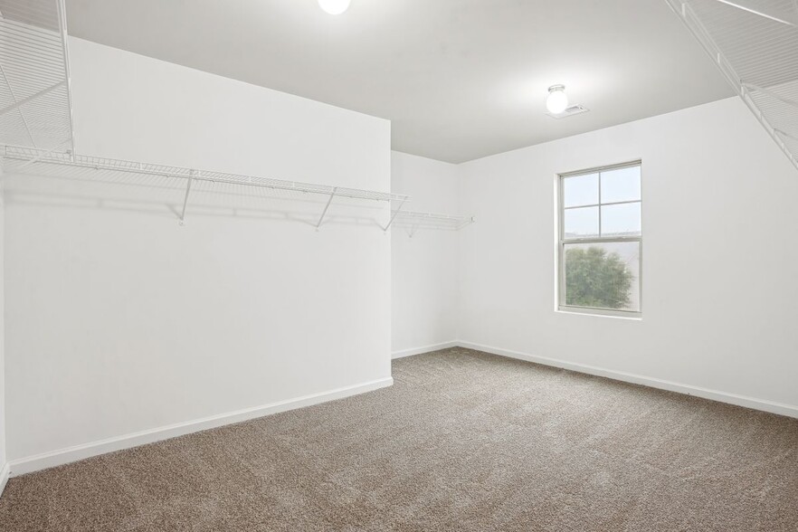 Building Photo - 90 Oakwood Dr