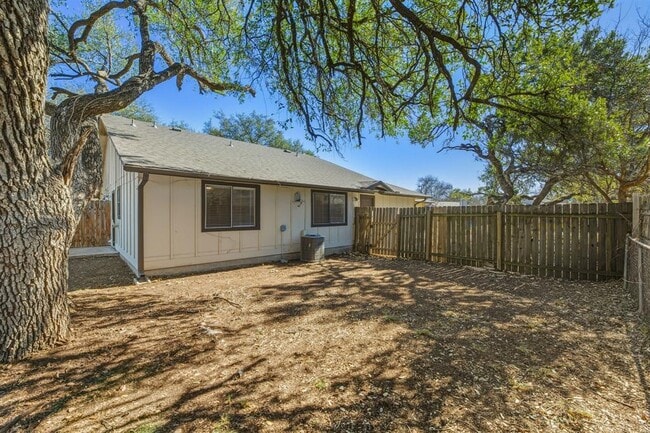 Building Photo - 8904 Pineridge Dr