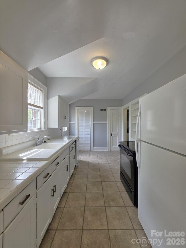 Building Photo - 754 Montgomery Ave