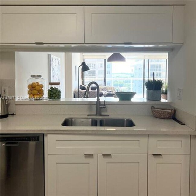 Building Photo - 5757 Collins Ave
