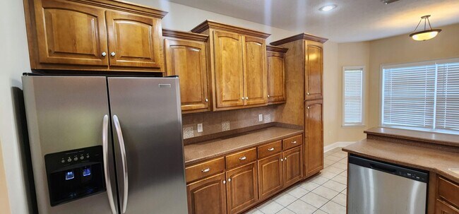 Building Photo - Offering First two weeks free for approved applicant