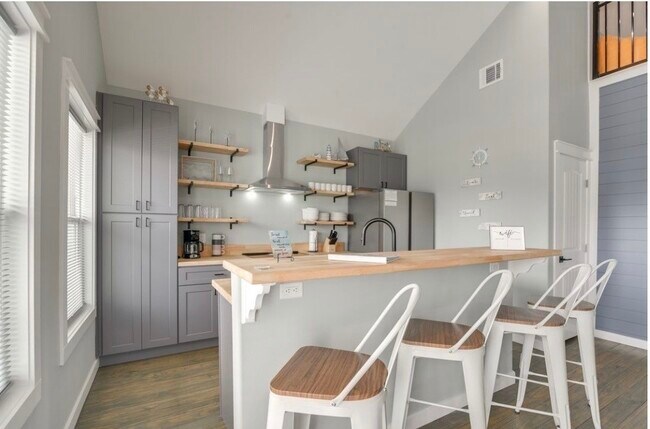 Building Photo - 1049 Sunset Cir