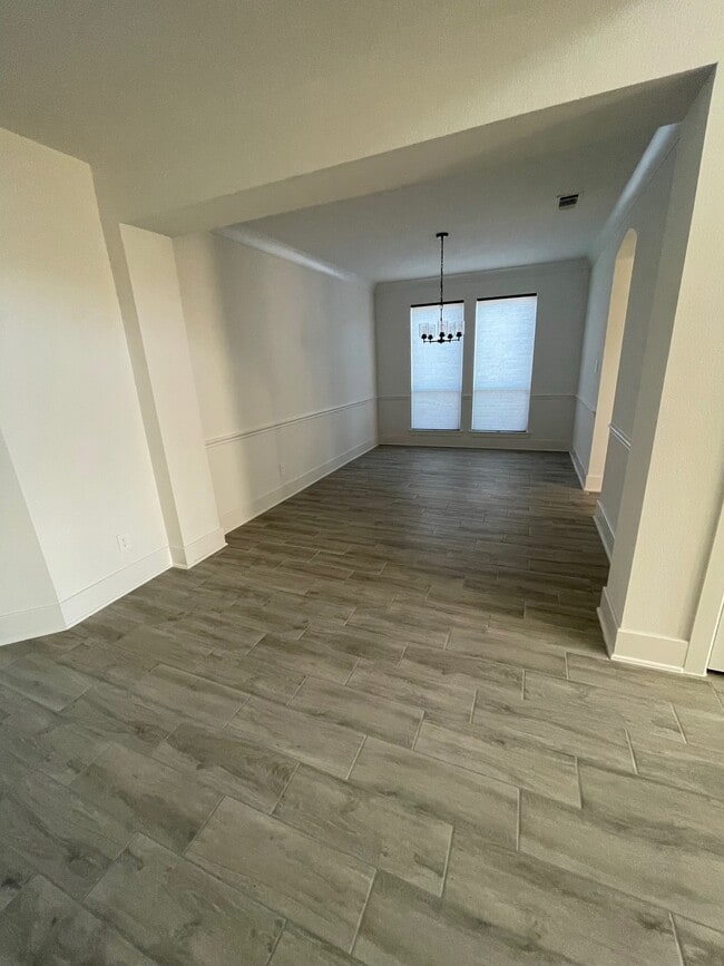 Building Photo - 15623 Roscobie Park Dr