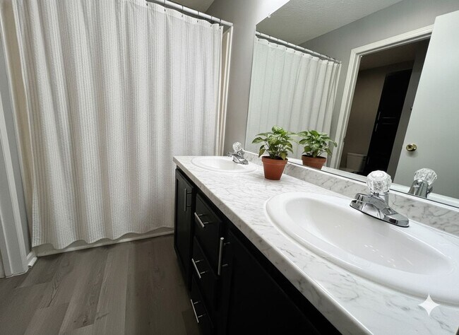 Building Photo - Move-In Ready 4 Bed, 2 Bath with 1-Car Garage and Updated Kitchen
