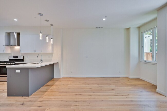 Building Photo - Brand New 2 Story, 3 Bed, 3 Bath Townhome ...