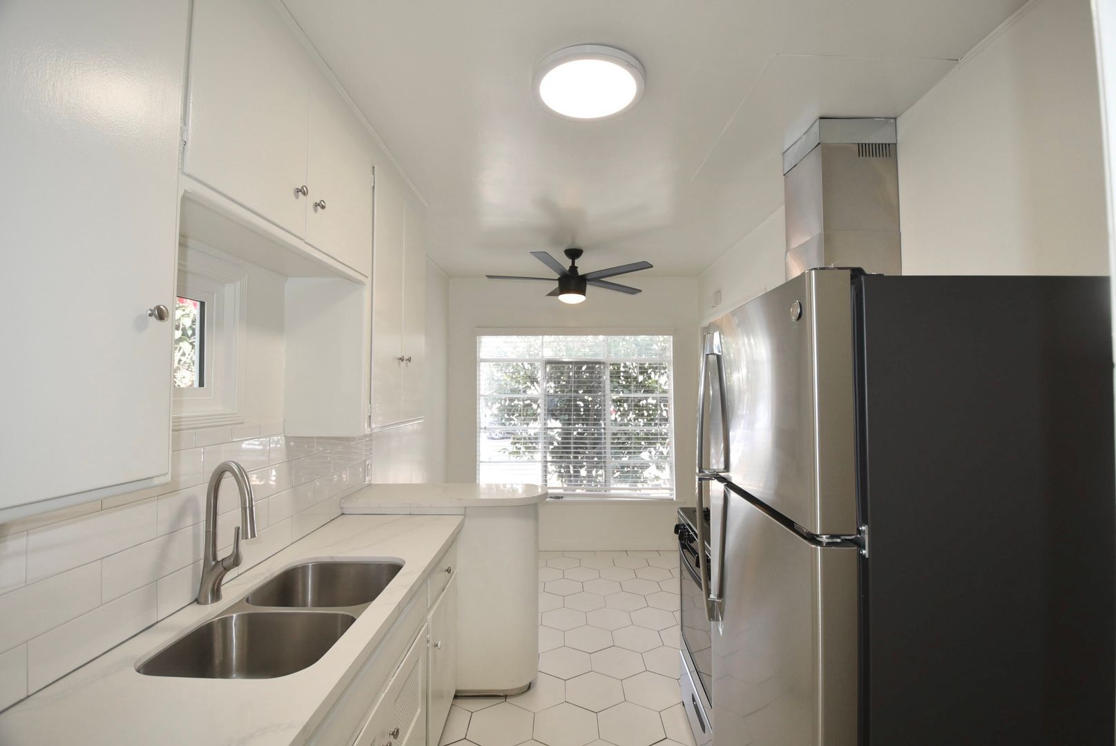 Building Photo - 11444 Riverside Dr