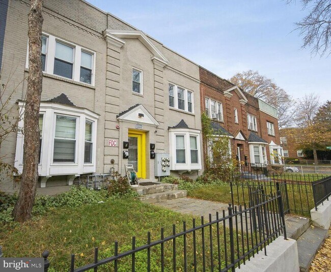 Building Photo - 1224 Holbrook St NE