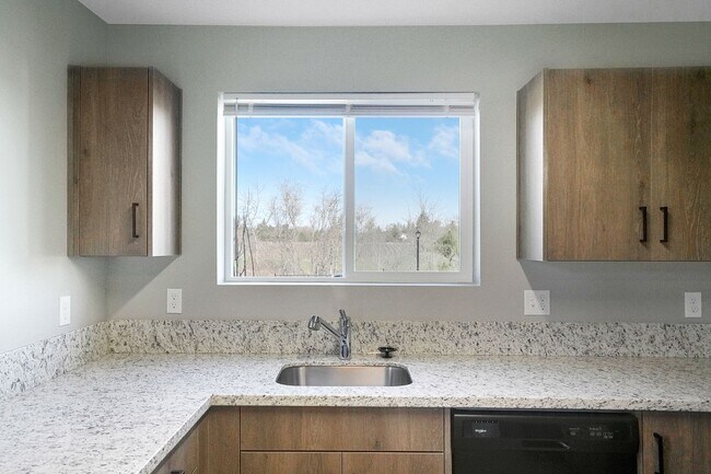 Building Photo - 2Bd/2Ba Upper Level Apartment - Available Now!