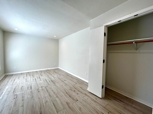 Building Photo - What a deal! a 3 bed house 5 min from DT a...