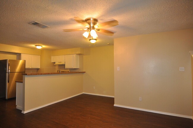 Building Photo - 512 Rita Ln