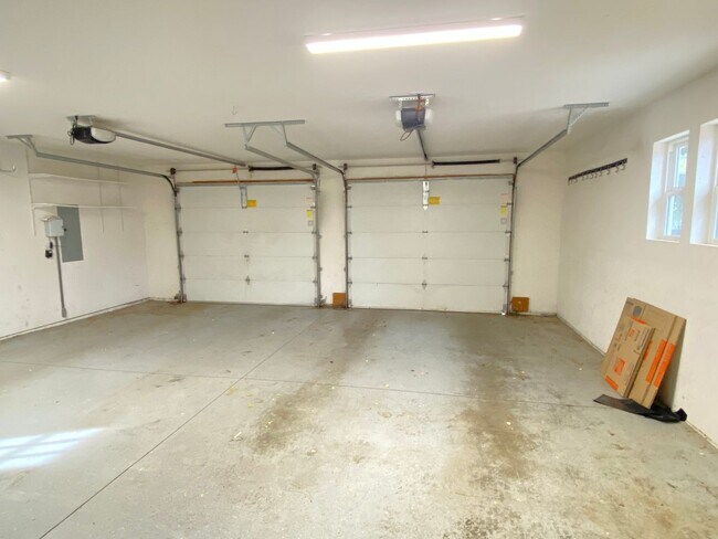 Building Photo - Northwest Crossing Gem! Bonus Office and F...