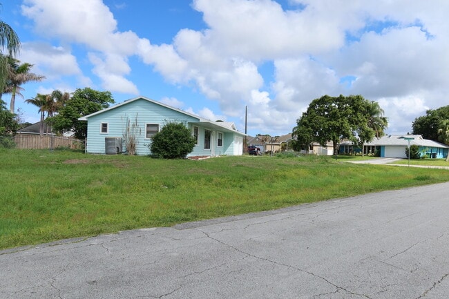Building Photo - 601 SE Polynesian Ave