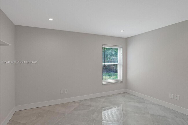 Building Photo - 7425 Silver Woods Ct