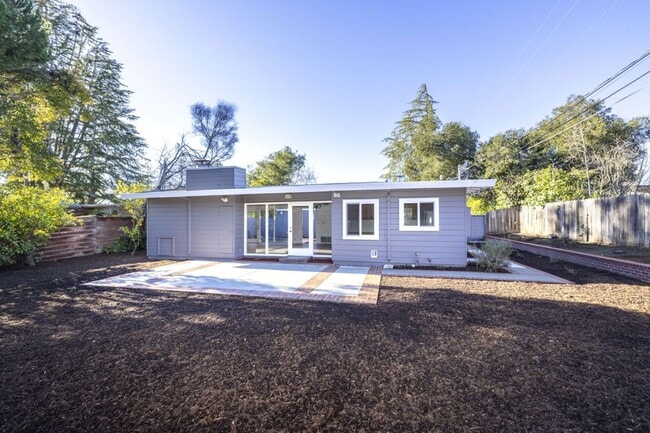 Building Photo - Wonderfully Located 3 Bed, 1 Bath Home- Close to Michell Park + Library, Shops, and More!