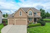 Building Photo - Large open and bright 4 bedroom 3.5 bath home
