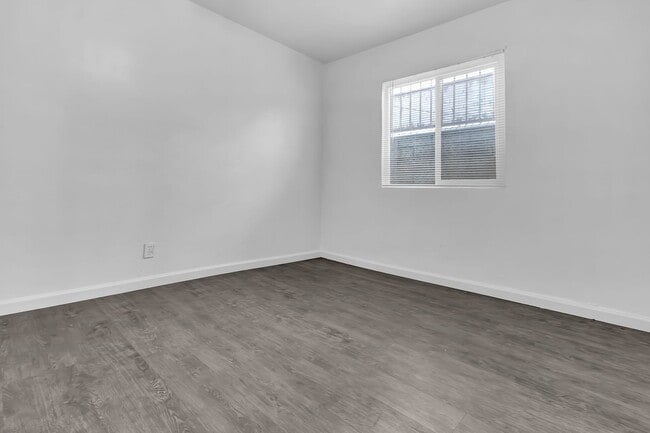 Building Photo - 447 E 101st St