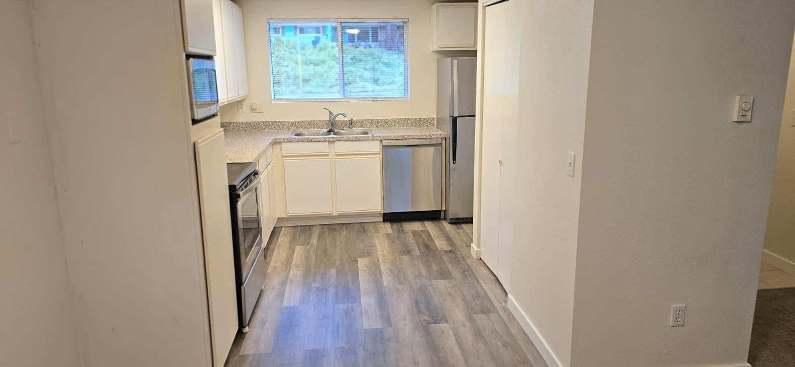 Building Photo - 13821 SE Allen Rd