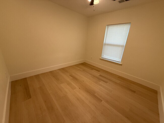 Building Photo - 940 N Hollywood St