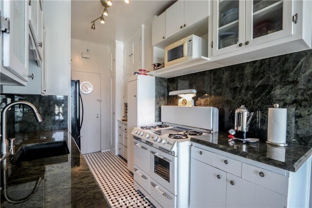 Building Photo - 800 E Ocean Blvd