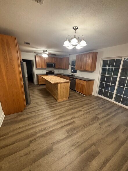 Building Photo - 2218 Saunders St