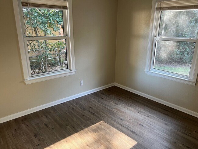 Building Photo - 113 Rue Max St