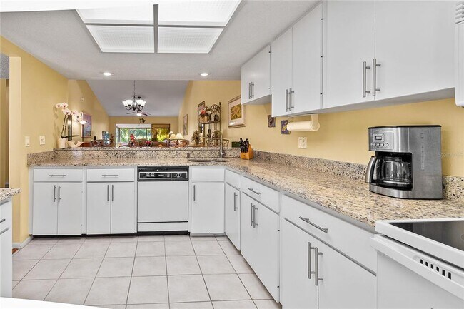 Building Photo - 4660 La Jolla Dr