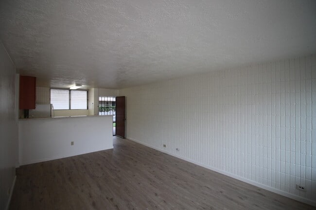Building Photo - 2 bed, 1 bath, 1 parking Unit available in...