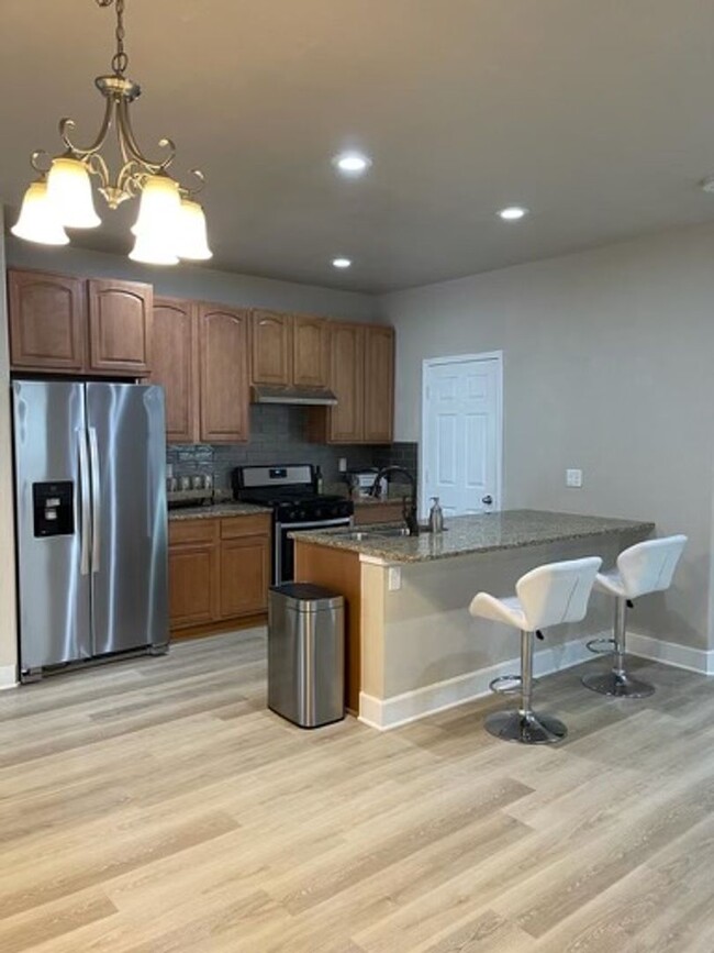 Building Photo - Lovely Townhouse in Great Location