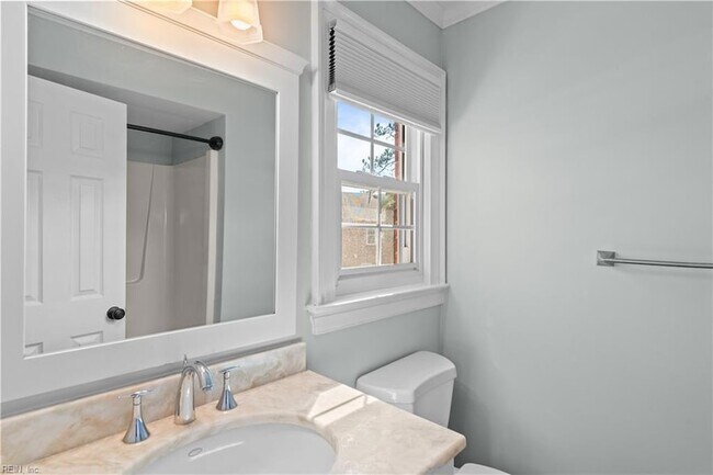 Building Photo - 345 Middle Oaks Dr