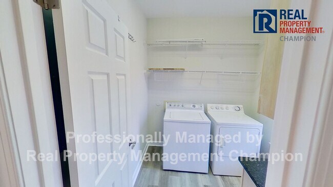 Building Photo - Fabulous End Unit Townhome with Three Master Bedrooms