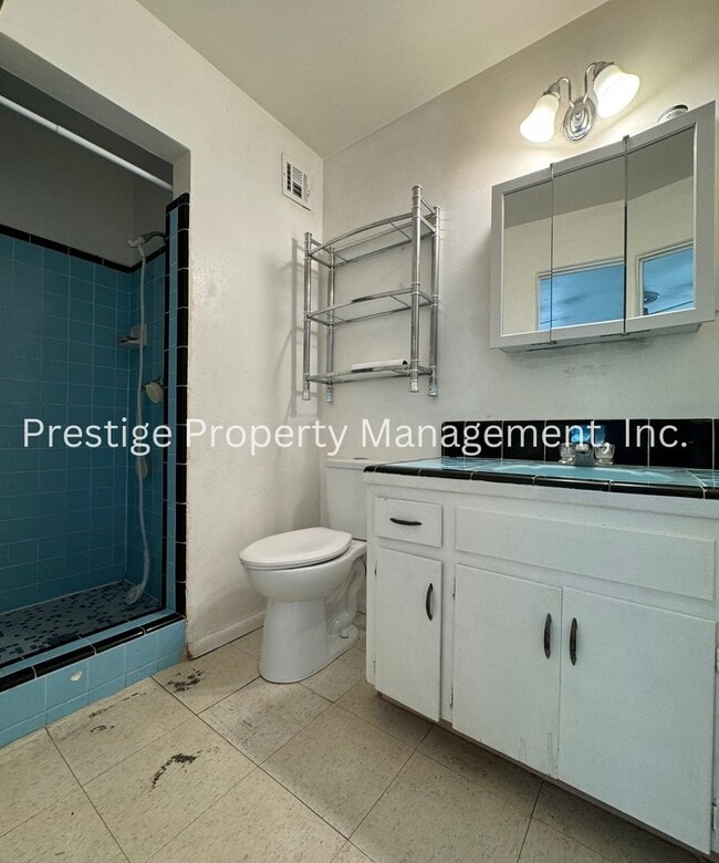 Building Photo - Centrally located 4/2.5 Brick House!!!