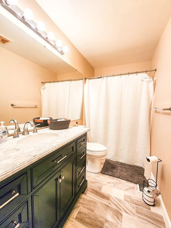 Building Photo - Available NOW - 3bd Home on Gleneagle's 14th hole!