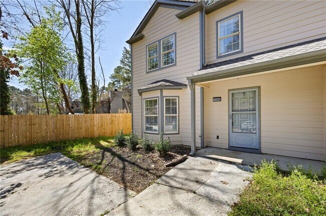 Building Photo - 2898 Lakemont Dr SW