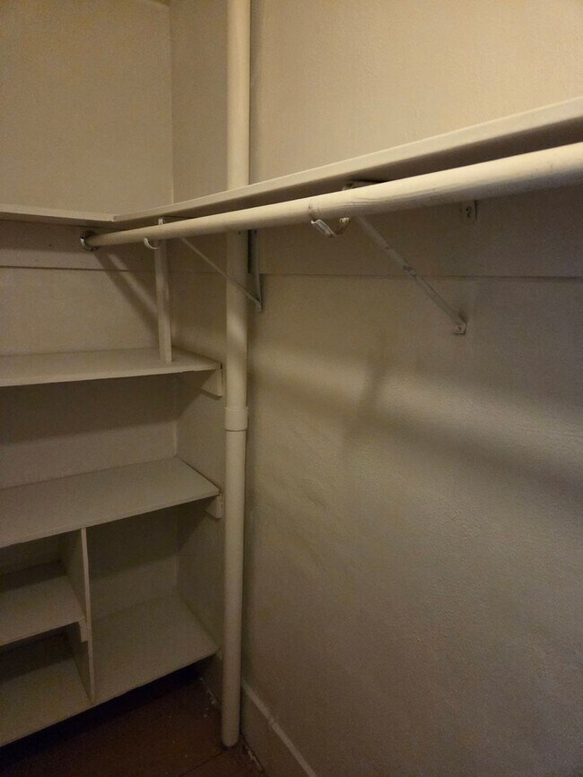 Building Photo - Two bedroom Charmer