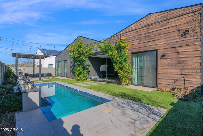 Building Photo - 8430 S 10th Ln