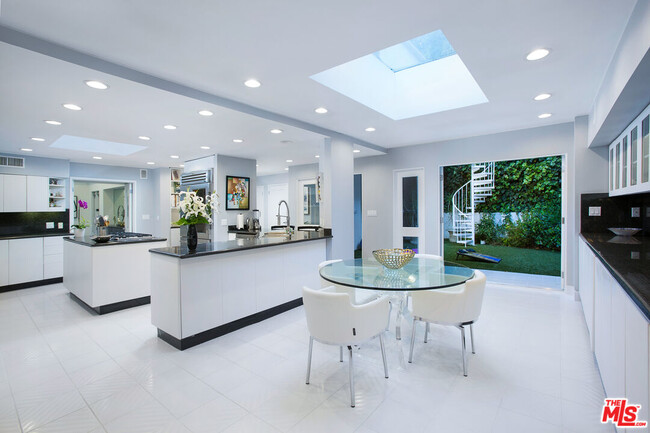 Building Photo - 1166 San Ysidro Dr