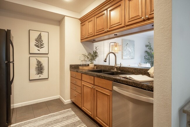Building Photo - 2 Bedroom Townhome - 1 Block from NPS