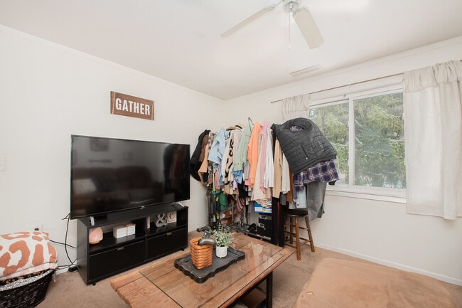 Building Photo - 300 Pauline Ave