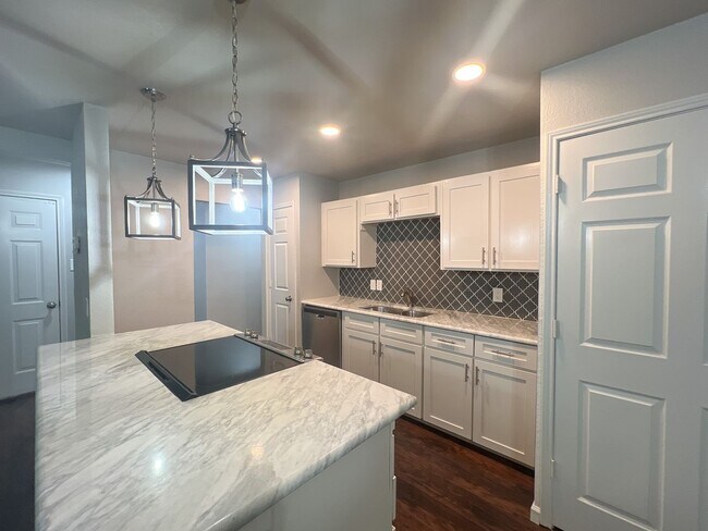 Building Photo - Great 3 Bedroom Home Move In Ready