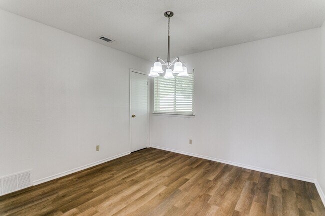 Building Photo - 1808 Ridgewood Dr