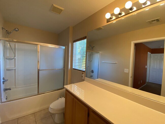 Building Photo - COZY 3 BEDROOM / 2.5 BATH HOME