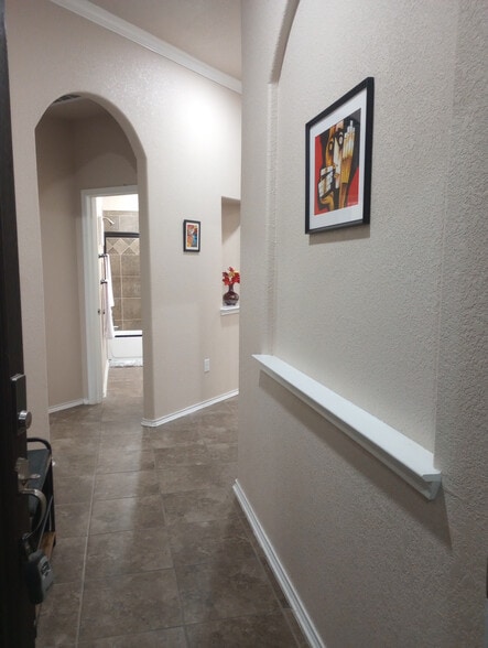 Building Photo - Room in House on Arabian King