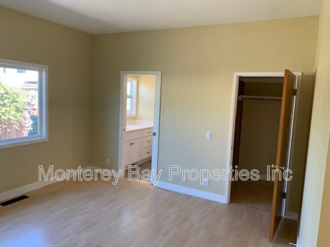 Building Photo - 1715 Matthews Ln