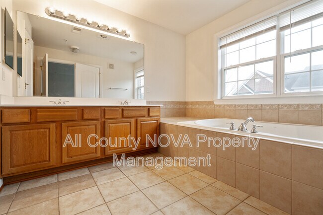 Building Photo - 3546 Carriage Walk Ln