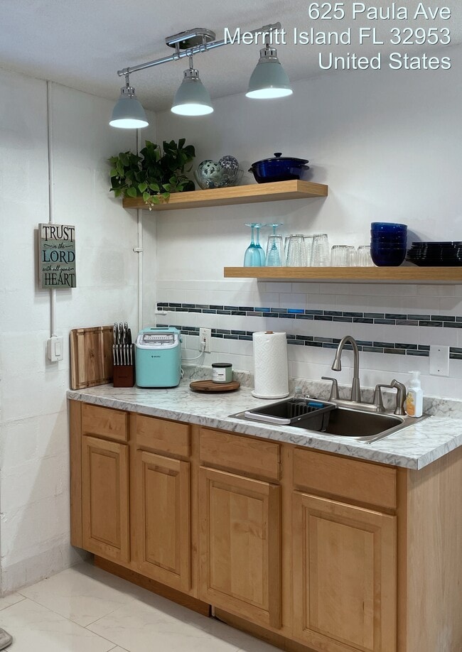 Building Photo - 625 Paula Ave