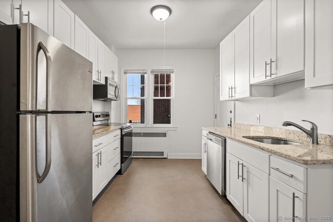 Building Photo - 684 Farmington Ave