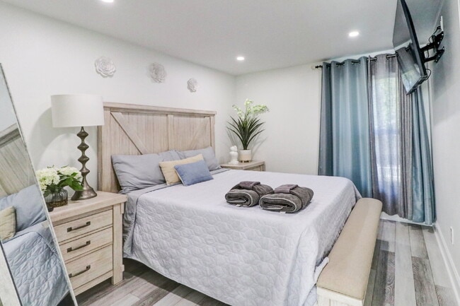 Building Photo - Fully Furnished 4-Bedroom Pool Home with Golf Course Views in Northdale