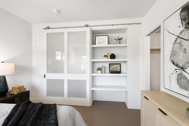 Building Photo - Gorgeous townhouse